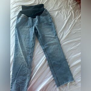Motherhood maternity jeans! Boyfriend cut. Nice finish. Elastic band.